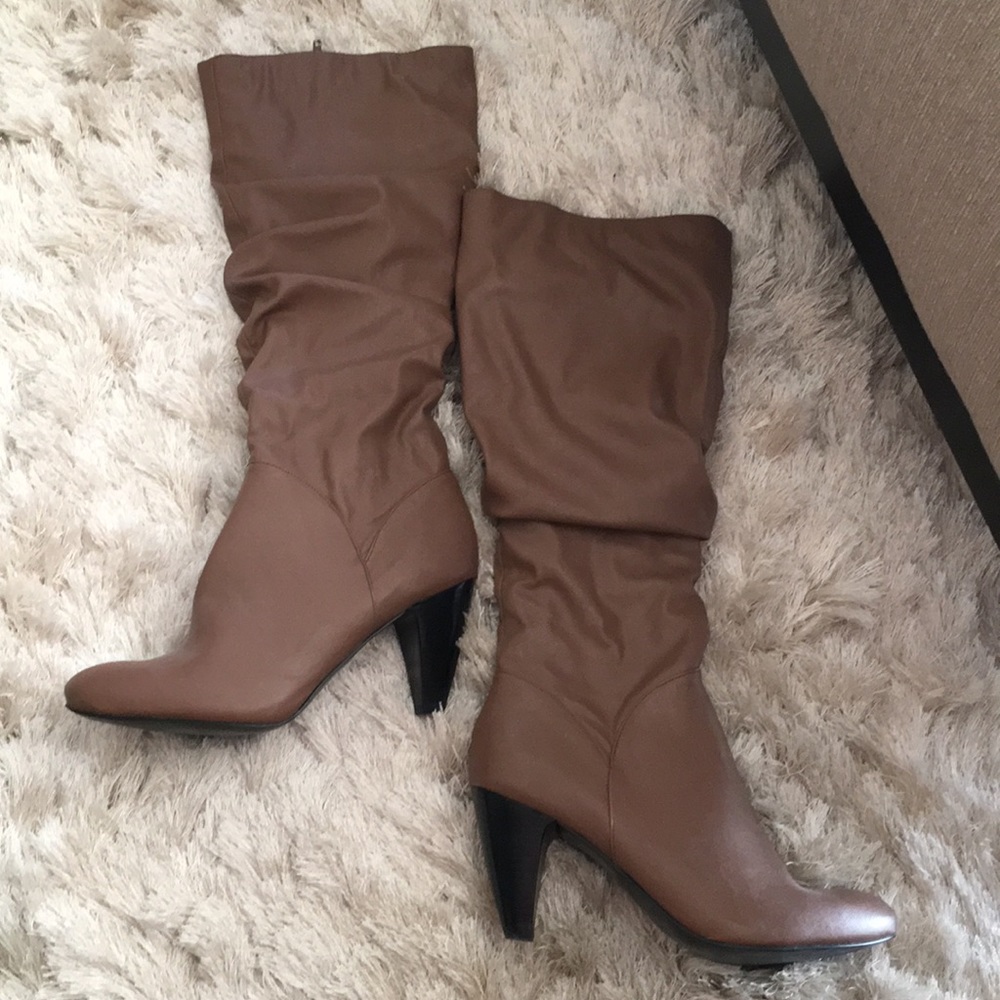 Brand new brown heeled boots